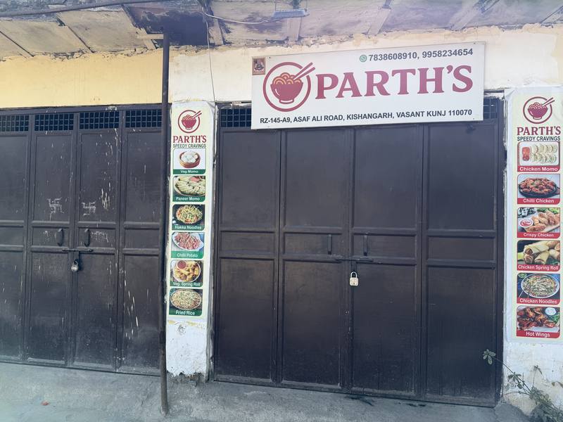 印度工會12日串連，以罷工抗議政府與美國敲定的貿易協議犧牲農民權益，各地商店響應罷工，選擇暫時歇業。圖為新德里一家大門深鎖的餐廳。