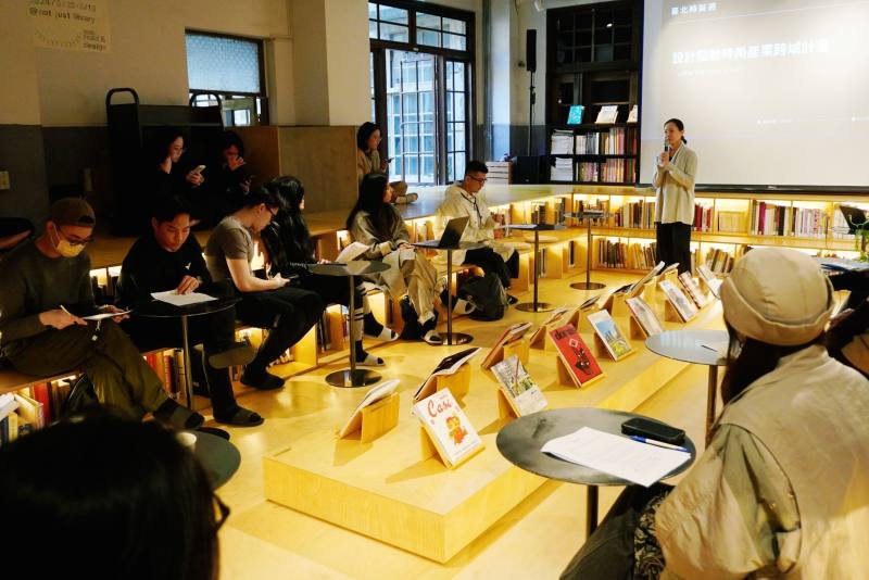 今年1月13日舉辦的設計驅動時尚產業計劃說明會上，台灣設計研究院分享如何協助產業接班人從中小企業經營、設計及宣傳策略的角度，創造新型態的代工專業形象。