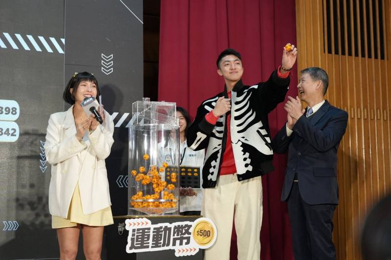 擊劍選手李讓代表進行公開抽籤。