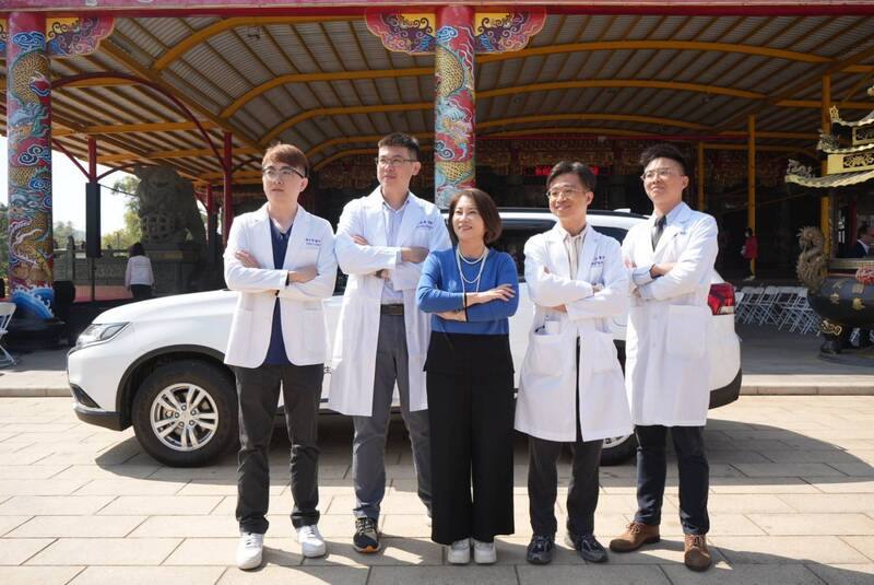 屏東縣長周春米（中）12日表示，琉球鄉衛生所目前5名醫師皆為琉球子弟，另有部立屏東醫院支援2名醫師投入腸胃鏡檢查與治療工作，也同樣來自琉球，非常謝謝他們撐住離島醫療堡壘、守護鄉親。