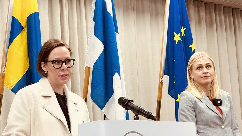 芬蘭外交部長瓦爾通寧（Elina Valtonen）（右）和瑞典外交部長斯典尼嘉德（Maria Malmer Stenergard）（左）在哈納霍爾門（Hanaholmen）文化中心，共同主持年度對話論壇記者會。