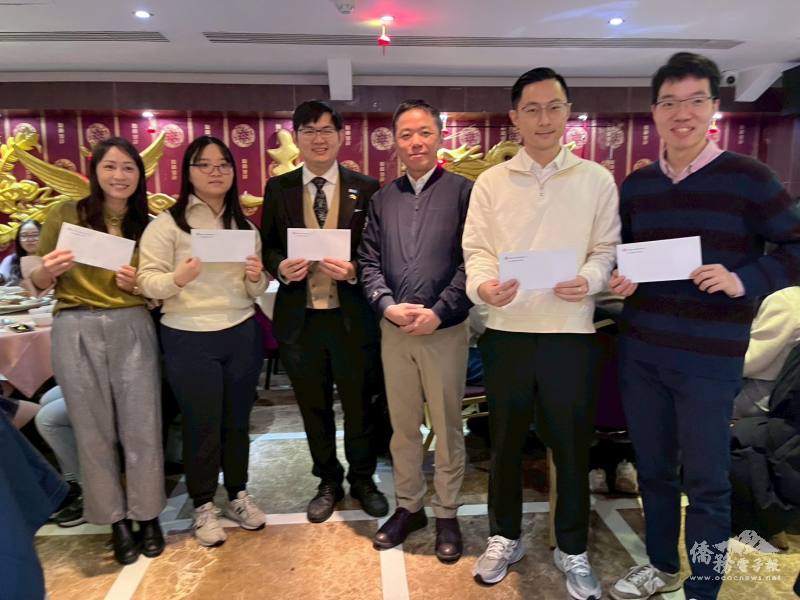 中華航空英國分公司總經理林友清(右三)提供抽獎品與校友同慶