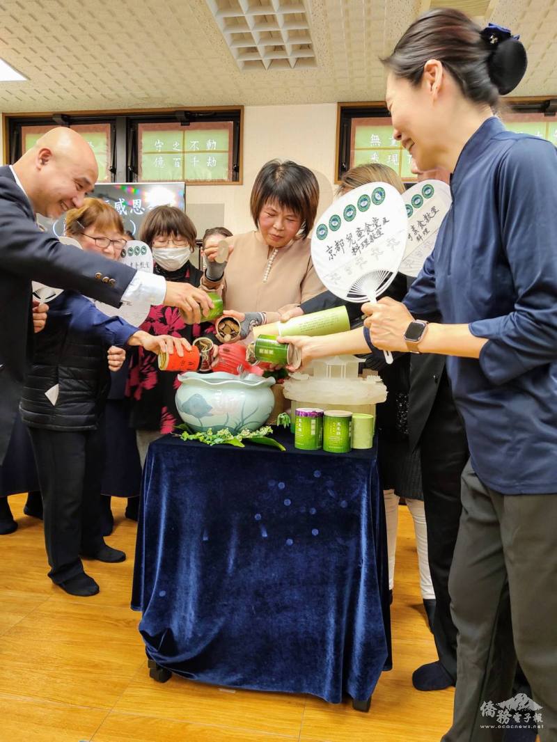 與會人員拿出存錢筒集合眾人力量幫助更多的人