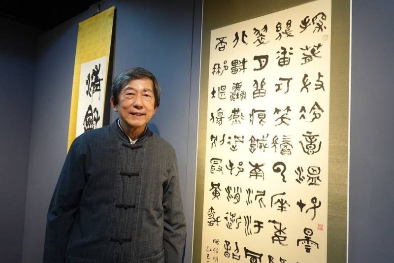 華梵大學12日發布新聞稿，近期在新北市板橋區「橋藝術空間」開辦的「2026迎春書法名家邀請展」，邀請書法教育月刊社社長蔡明讚（圖）展出作品。（華梵大學提供）