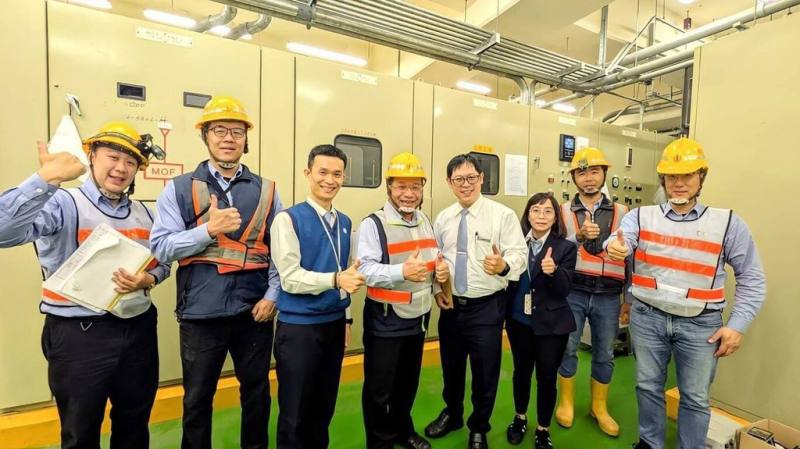 農曆春節將至，台電台中區營業處10日起啟動專案檢測，前往台鐵台中車站等交通及醫療用戶，協助改善潛在風險，確保春節期間穩定供電。（台電台中區處提供）