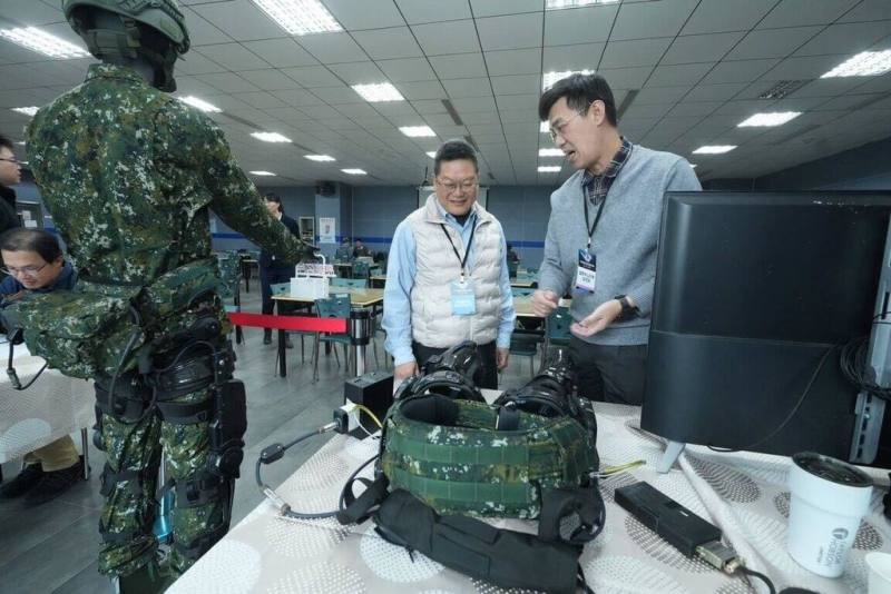 桃園市經發局11日在國家中山科學研究院龍園園區舉辦「中科院軍民通用技術媒合交流會」，公開5項國家級軍民通用技術移轉與2項重點技術採購需求，現場吸引精密機械、電子與材料業領軍企業齊聚。（桃園市經發局提供）中