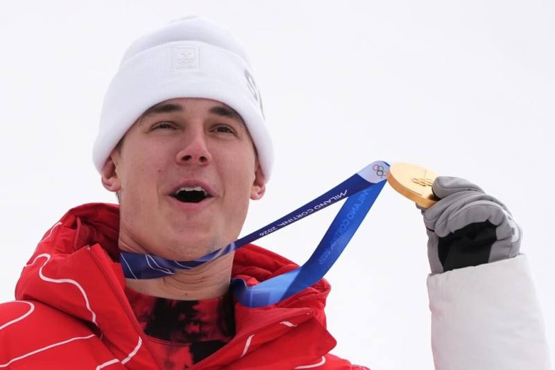 瑞士好手范奧曼11日在米蘭－科爾蒂納冬季奧運會超級大曲道項目摘金。 (美聯社)