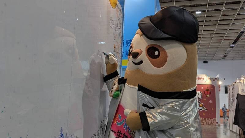 中華動漫出版同業協進會主辦第14屆台北國際動漫節日前落幕，活動吉祥物「漫寶」（圖）每天定點在展場出沒，不只小朋友喜歡，還有長年關注活動的大人也會搶來與漫寶拍照。