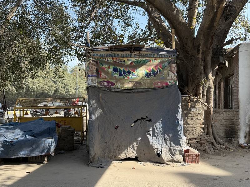 印度至少10個工會串連，12日發起全國性罷工，抗議政府與美國敲定的貿易協議中犧牲農民權益，地方農產相關店家紛紛響應。圖為新德里一家販售果汁、水果的店鋪，蓋上帆布暫時歇業。