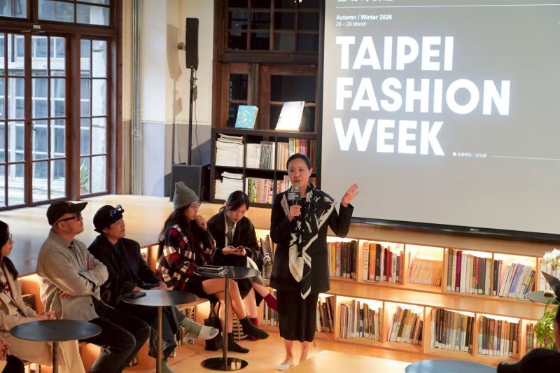 日前舉辦的品牌秀徵選交流茶會上，臺灣服飾設計師協會理事長竇騰璜（左1）、文化部文創發展司代表及品牌們齊聚，由台灣設計研究院說明品牌秀徵選辦法與展演形式的轉變。