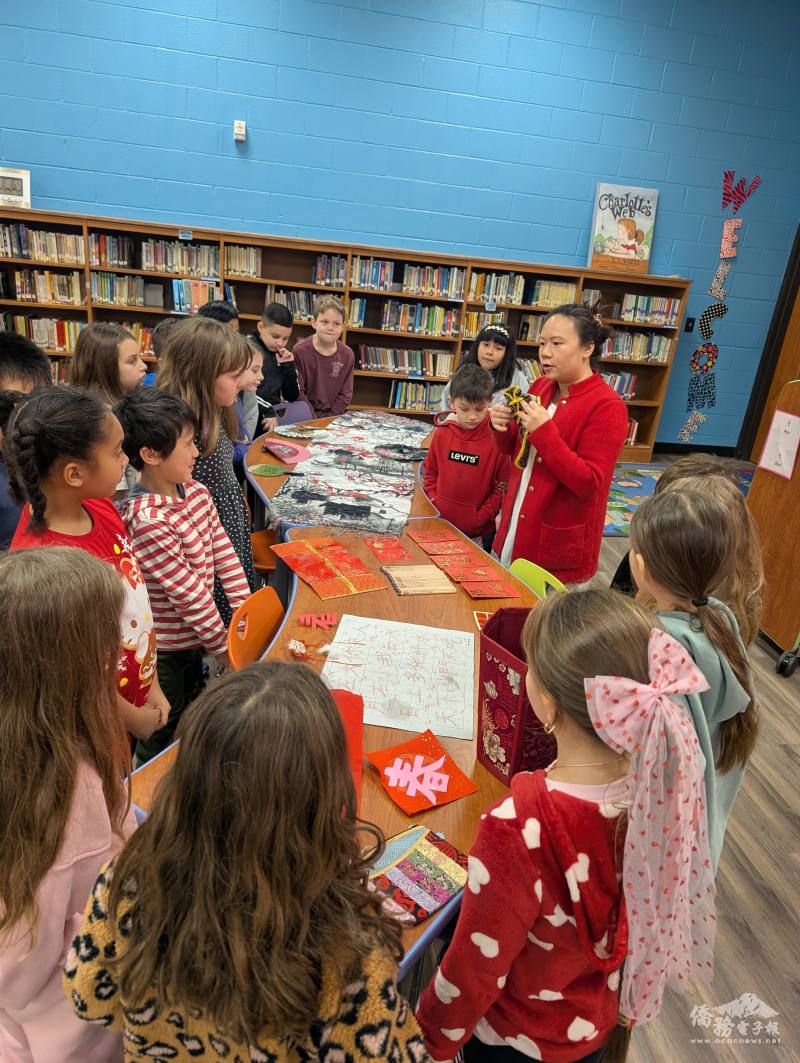 臺灣家長王怡涵與學生介紹新年紅包