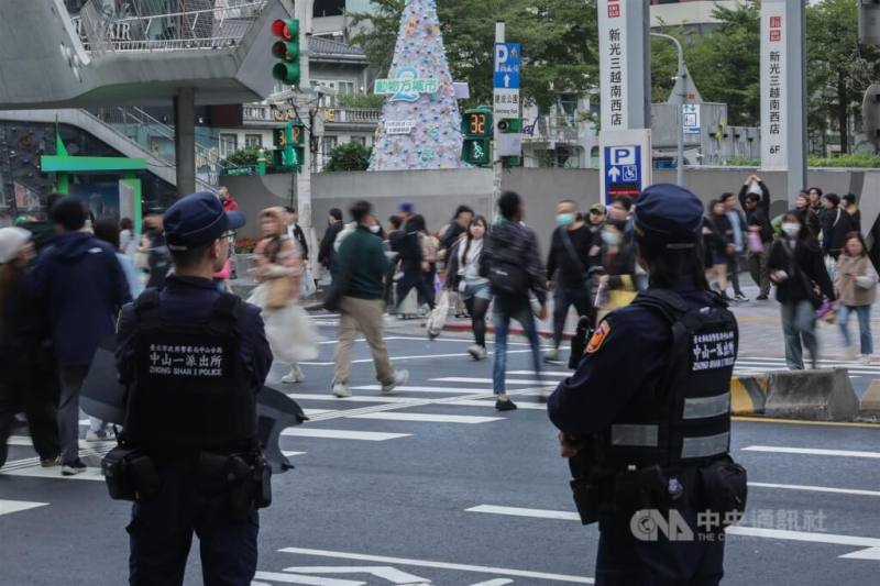 為肯定警察辛勞，行政院核定修正「警察人員警勤加給表」，調高刑事及勤務繁重加成。圖為轄區員警在捷運中山站周圍執行維安工作。（中央社檔案照片）