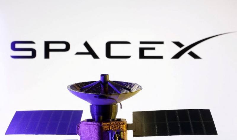 圖為SpaceX 標誌和微型衛星模型。（路透社）