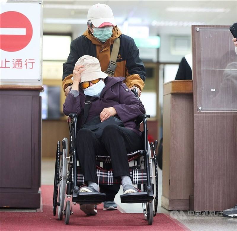 Lin Liu Lung-tzu (front), the elderly mother who killed her disabled son, is seen in this CNA file photo.