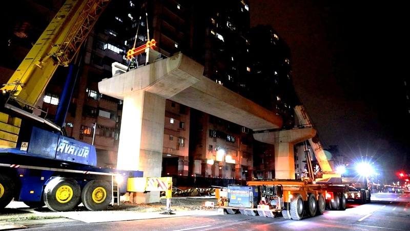 新北捷運土城樹林線CQ890標工程，12日凌晨順利完成首跨預鑄U型梁吊裝作業，也代表土城樹林線開始進入「上部結構」施工期。（新北市捷運工程局提供）