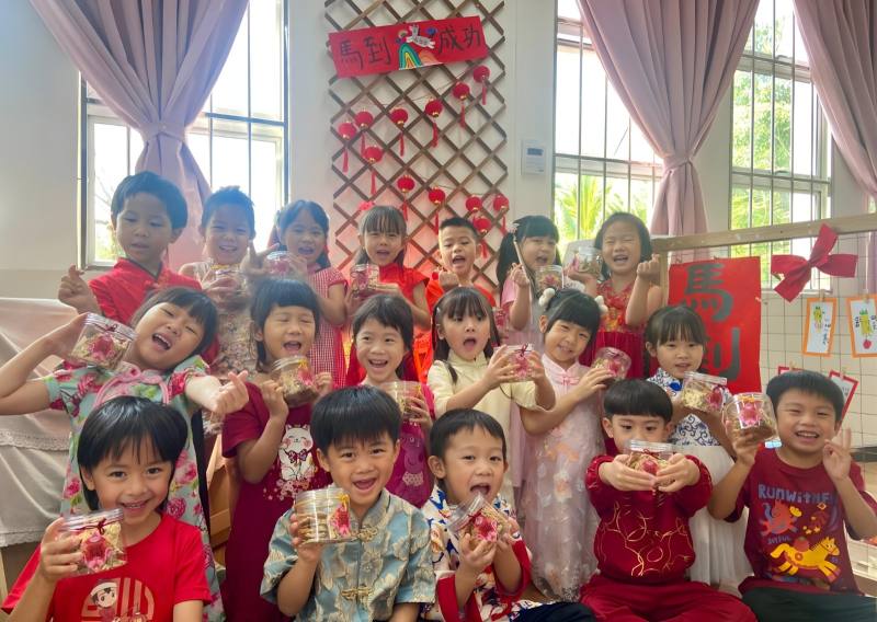 幼兒園學生進行新年布置及年餅DIY