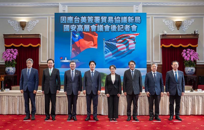 總統和出席人員合影