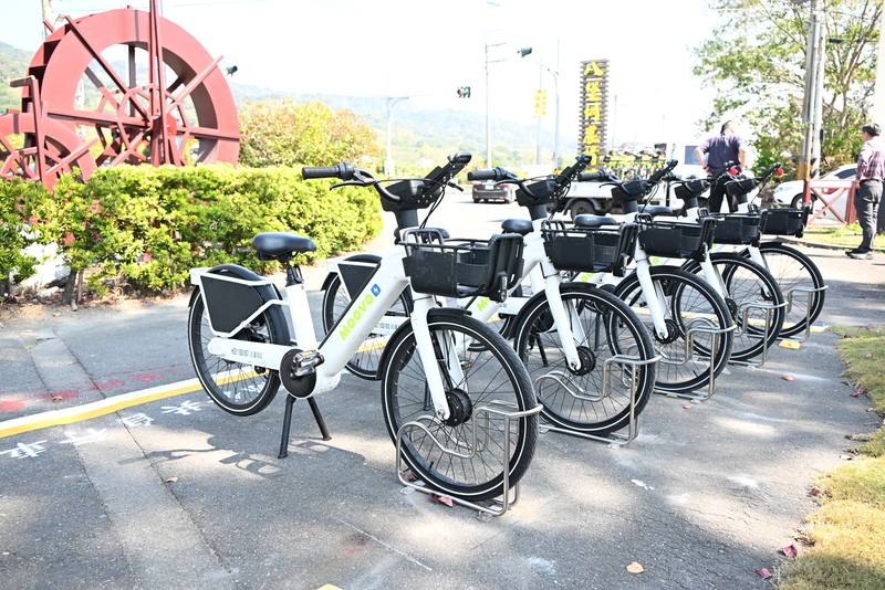 彰化二水鄉MOOVO公共自行車12日啟用，共設置6個站點，為彰化縣第12個啟用MOOVO的鄉鎮，也完成台鐵沿線鄉鎮站點最後一塊拼圖，全縣站點已達182站。（彰化縣政府提供）