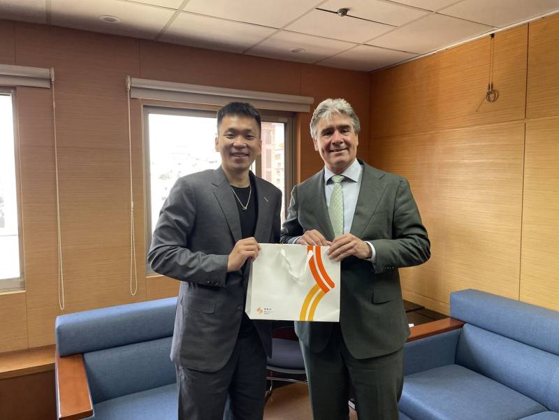 李洋部長和浦樂施代表會中分享運動文化與交流經驗，李部長致贈運動用品，呼應荷蘭深植日常的全民運動文化，傳達以運動促進健康、凝聚社會向心力的理念。