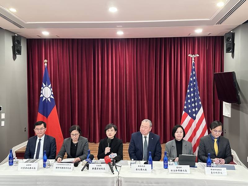台美於美東時間12日簽署對等貿易協定，行政院副院長鄭麗君（左3）當晚率相關部會官員在駐美代表處舉行記者會。中央社記者侯姿瑩華盛頓攝