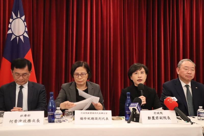 繼先前簽訂台美投資合作備忘錄（MOU）後，台美雙方美東時間12日簽署對等貿易協定，行政院副院長鄭麗君（右2）表示，確立美國對台的對等關稅15%不疊加及232關稅最優惠；後續待美國完成國內行政程序後，對等關稅就能調降。中央社記者鍾佑貞華盛頓攝