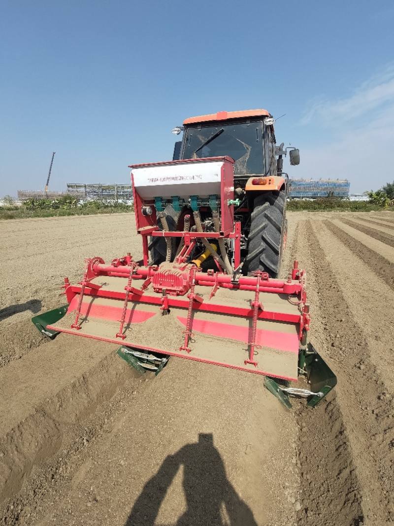 加裝自動導航系統，確保田區畦面平直且規格一致，有利配合後續機械操作