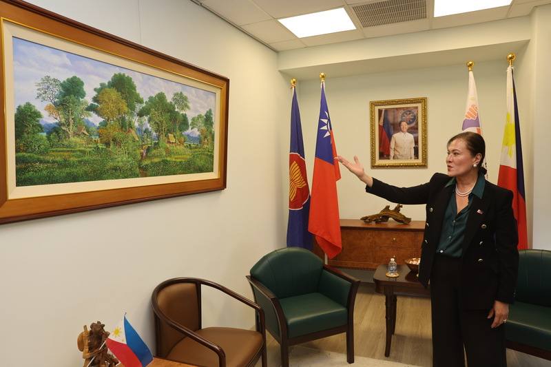 新任菲律賓駐台代表彭科蓉10日接受中央社專訪時表示，從空服員工作學到應對百工百業、形形色色人物，不慍不火的溝通、施展魅力更有外交效果。