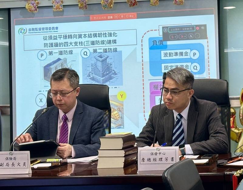金管會12日舉行例行記者會，並修正外匯價格變動準備金應注意事項，透過調整現行外匯價格變動準備金與特別盈餘公積制度，合計設計4桶金，助壽險業厚實資本。圖為金管會保險局副局長蔡火炎（左）與保發中心總經理詹芳書（右）。中央社記者蘇思云攝