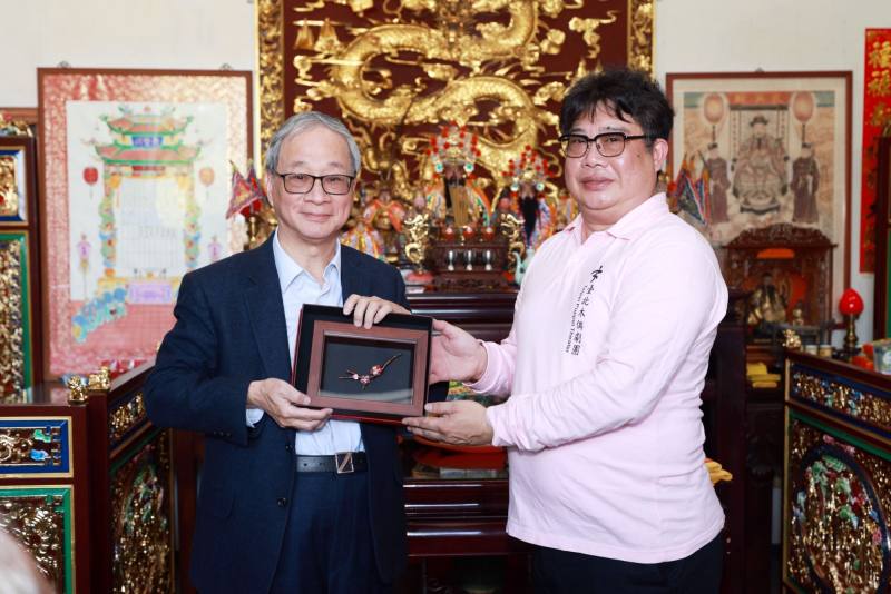 Minister Li Yuan (left) and Taipei Puppet Theater fonder Lin Yung-chih (right)