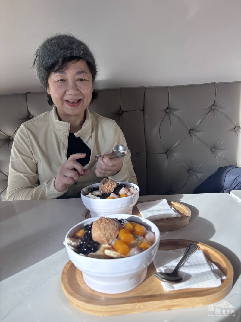 「豆言豆語」的雙圓豆花系列，除了保有芋頭的Q彈，還改良了豆花口感，絲滑入口。(張伶銖攝)