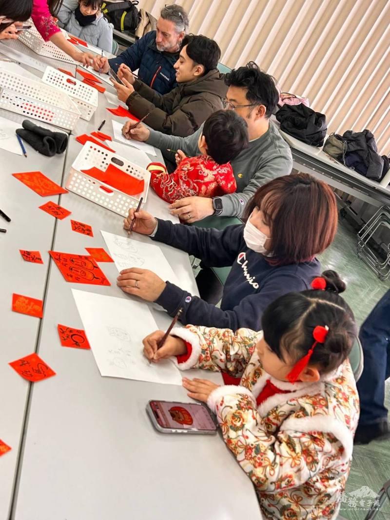 大小朋友一起嘗試自己寫春聯