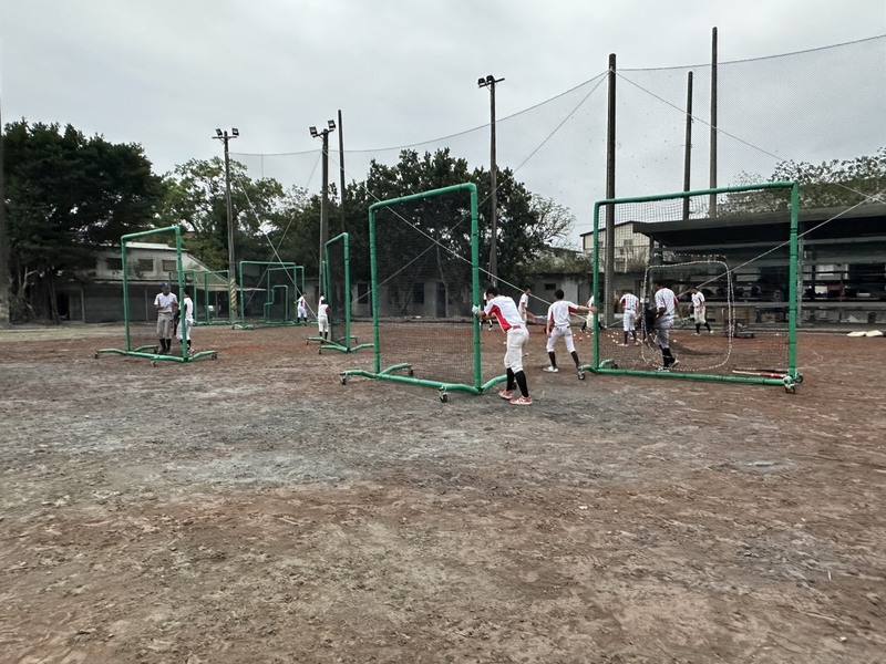 球芽基金與台北大巨蛋團隊合作，協助花蓮縣光復國中棒球隊進行災後復原工作，盼助球員們盡快恢復棒球日常。（球芽基金提供）
