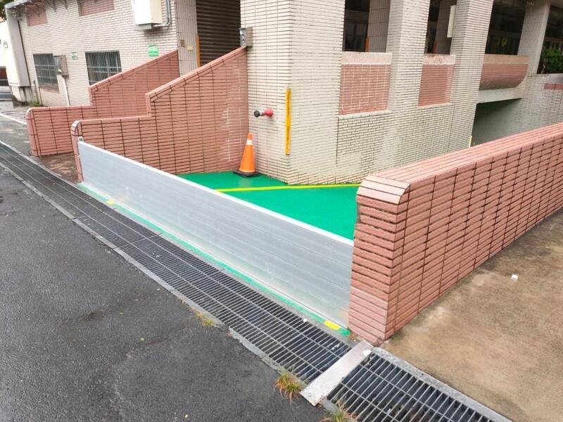 台南市政府預計協助70所學校設置及汰換防水閘門，希望降低豪雨造成的損失。（台南市政府提供）