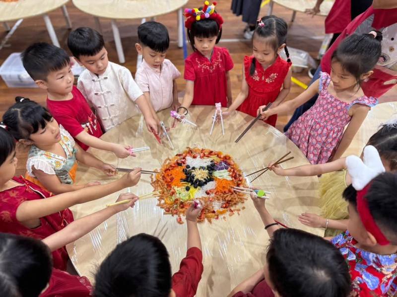 幼兒園師生一同撈生迎接平安與好運