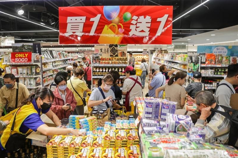 金管會最新統計顯示，國人2025年全年簽帳金額衝上新台幣4兆9863億元，創下歷年新高。（中央社檔案照片）