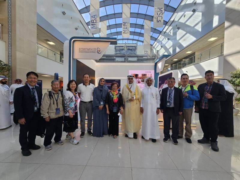 駐沙大使代表處與團員、教授們合照