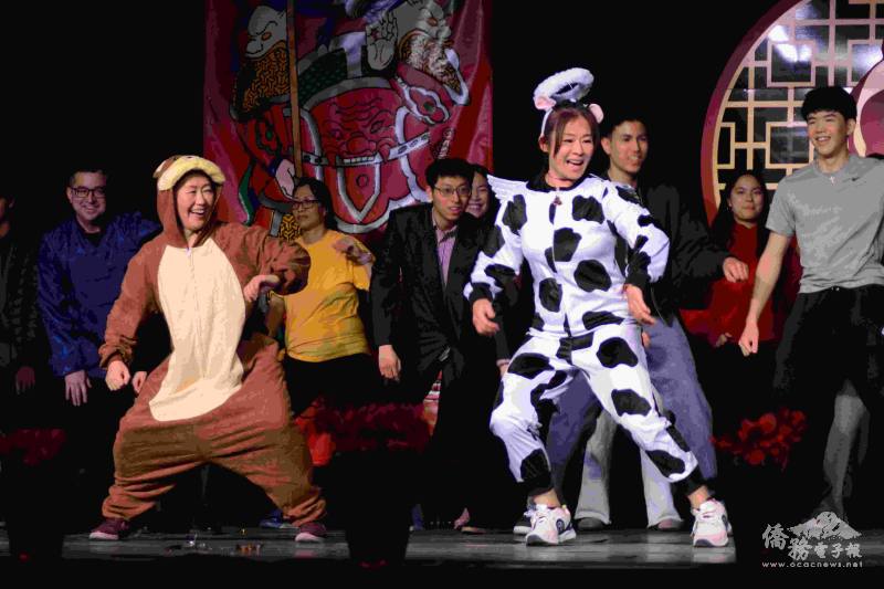 校長吳靜(前排左一)參與演出「動物園」勁舞，活力四射