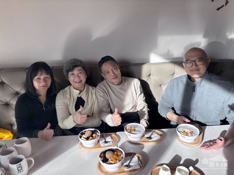 「豆言豆語」負責人之一施素蜜(左一)與僑務委員張亦凱(右二)、張亦凱夫人蔡雅香(左二)，及前卑詩省省議員姚君憲(右一)都是豆花愛好者。(張伶銖攝)