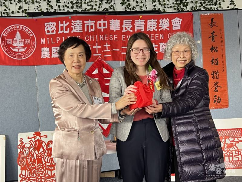 新舊任會長交接儀式，左起為滿任會長魏杏香、監交金山灣區文教中心副主任蔡佳樺及新任會長鄺綺麗