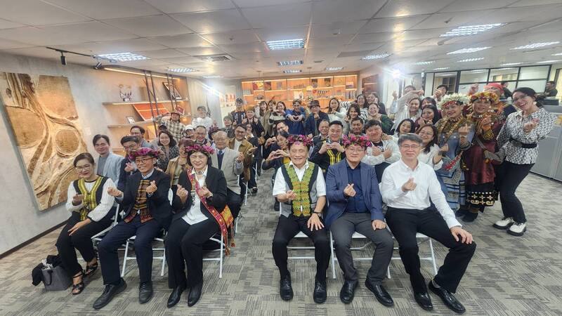 國立原住民族博物館籌備處12日舉行新、卸任主任交接典禮，原民會主委曾智勇（前右3）與新任主任謝美蘭（前左3）和觀禮來賓一同合影留念。中央社記者洪學廣攝