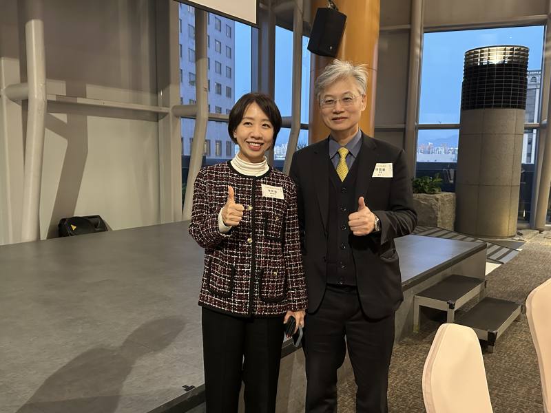 李姸慧(左)與臺中榮總院長傅雲慶(右)於「華僑臺商健康講座」合影