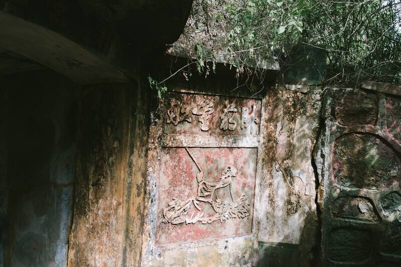 金門戰地史蹟眾多，地方創生團體「忽悠旅社」指出，冷戰時期軍事建築裝飾、標語能反映時代背景，如有些據點寫有「臥薪嘗膽」，顯示當時社會物質條件差，軍民要克難完成反攻大陸目標。（忽悠旅社提供）