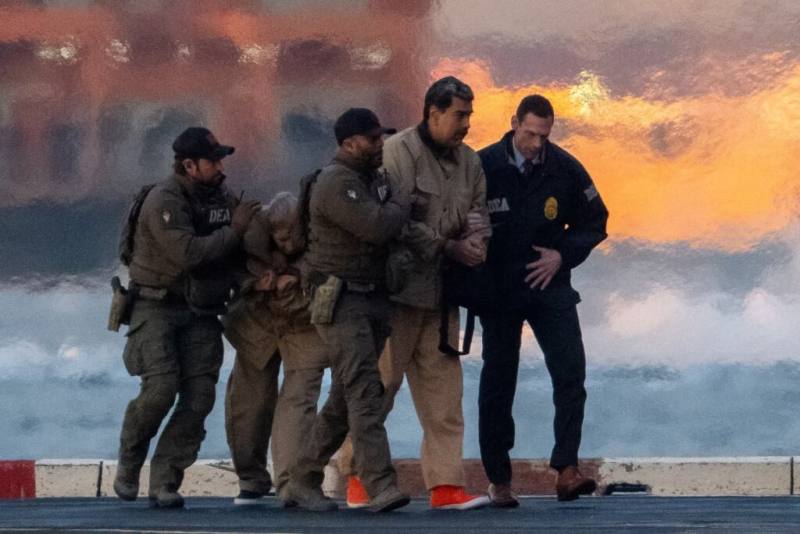 委內瑞拉遭推翻的總統馬杜洛（右2）與其妻子（左2）搭乘直升機飛抵美國紐約曼哈頓。（路透社）