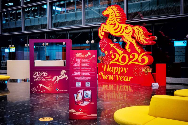 桃園國際機場公司今年以「馬上啟程」為主軸，以喜氣紅金為主色，融入煙火、航機與節慶紋樣，設置高約4公尺的馬年立體雷雕，象徵新年啟程、順利出發。中央社記者吳睿騏桃園機場攝