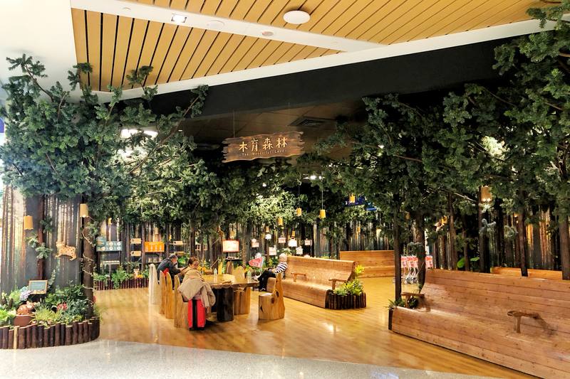 桃園國際機場二航廈C1木育森林候機室設置兼具知識、教育意義、訓練益智的各式木製設施，將森林與木的知識，透過趣味方式與旅客互動，提供舒適溫暖的候機時光。中央社記者吳睿騏桃園機場攝