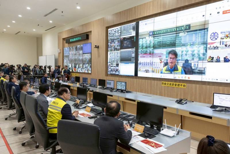 總統抵達後，首先聽取臺鐵公司董事長鄭光遠、高鐵公司董事長史哲、公路局局長林福山、高速公路局局長陳文瑞及桃園機場董事長楊偉甫等分別簡報「115年春節疏運情形」