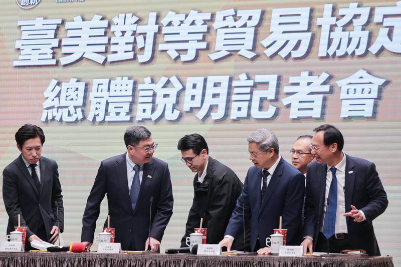 行政院13日下午舉行「台美對等貿易協定總體說明記者會」，由行政院長卓榮泰（左2）、秘書長張惇涵（左）、經濟部長龔明鑫（前右2）、衛福部長石崇良（前右）等人出席說明。中央社記者裴禛攝