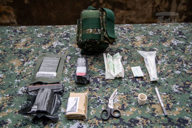 國軍單兵戰傷急救包內所配賦的器材，涵蓋止血、包紮、呼吸道維持與保暖等基本需求。（軍聞社提供）