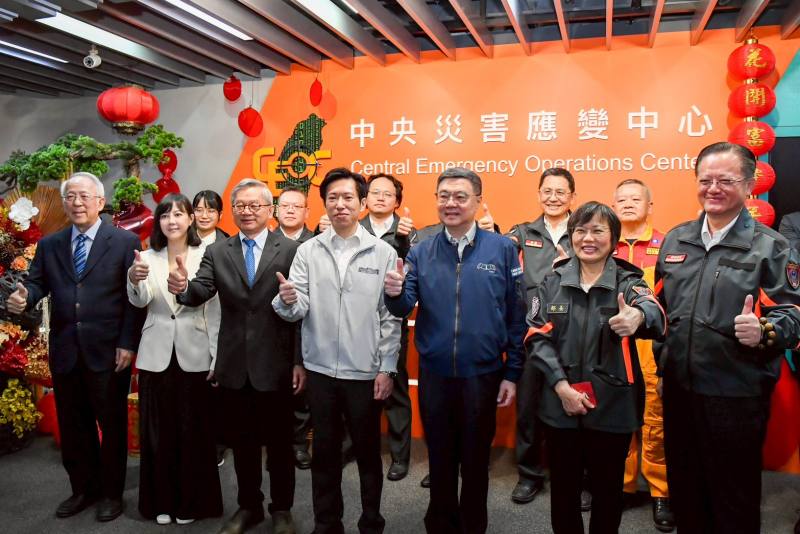 2026年2月14日行政院長卓榮泰慰勉消防署救災救護指揮中心春節留守值勤人員