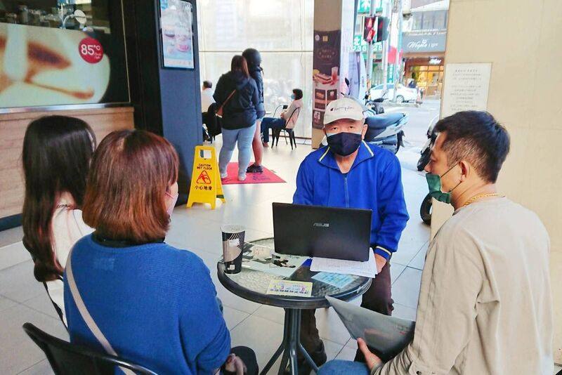 全國各鄉鎮市調解委員會提供免費、便利且具法律效力的調解服務，協助民眾進入訴訟前化解糾紛。圖為調解委員郭正吉（戴帽者）接受當事人請求，於開放空間進行調解。（法務部提供）